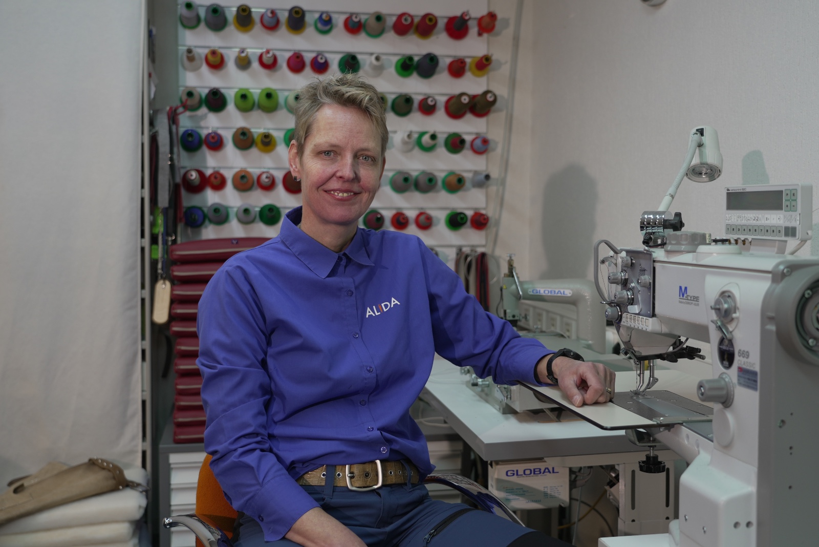 Alida Langendijk in atelier